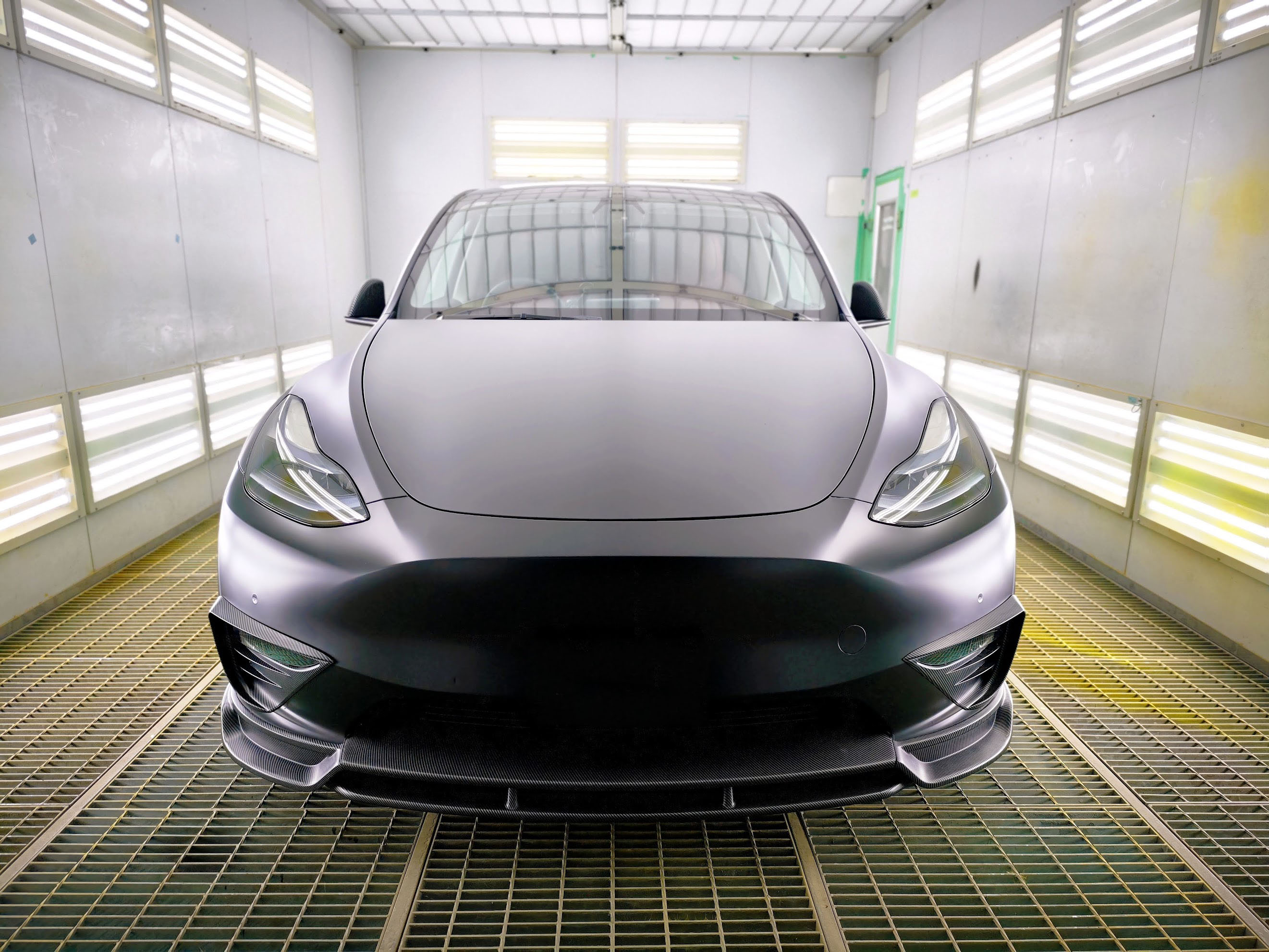 PPF施工を行うEasyZeroCars代表