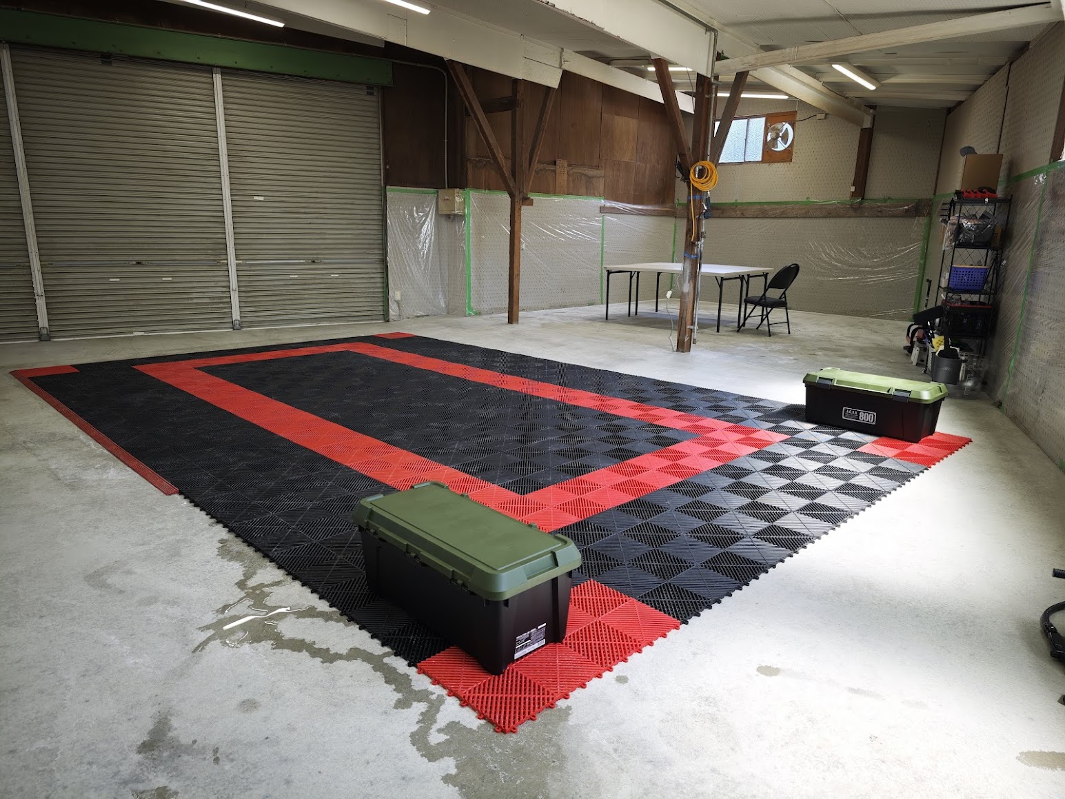 黒と赤の作業マットを敷いた屋内ピット